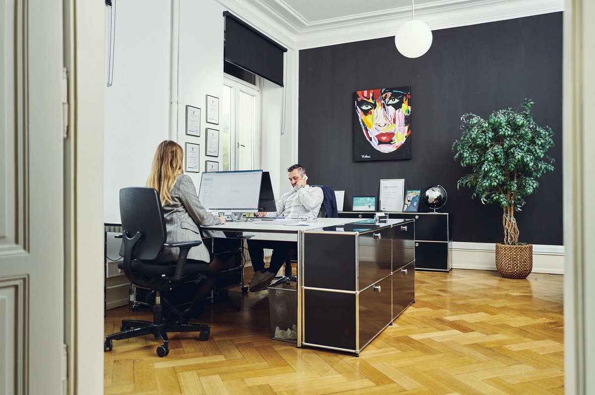 Sofia Giesbrecht und Caglar Bilgili im Büro